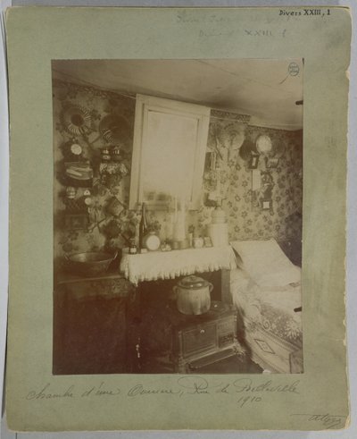 Schlafzimmer einer Arbeiterin, rue de Belleville, Paris, 1910 von Eugène Atget